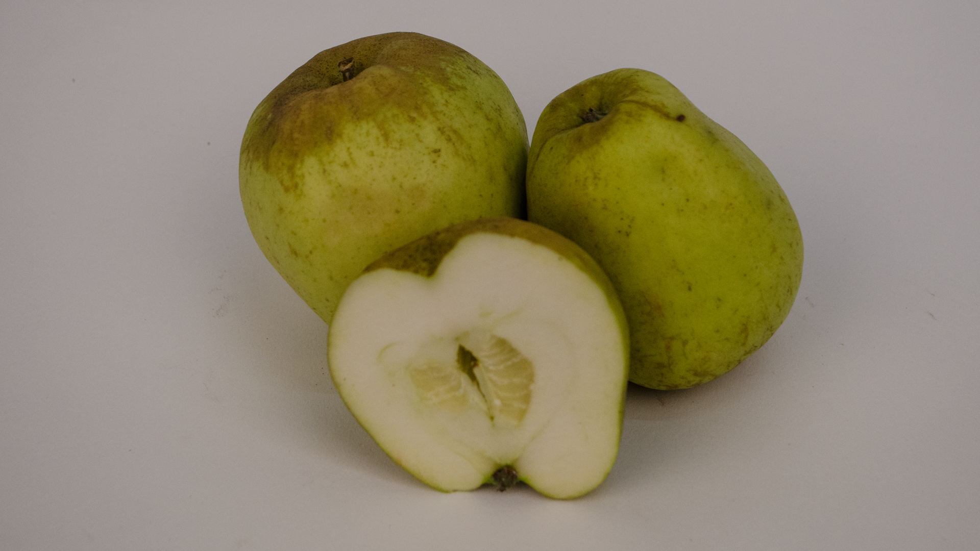 Bio-Finkenwerder-Herbstprinz-aufgeschnitten Bio Apfel Finkenwerder Herbstprinz Kiste